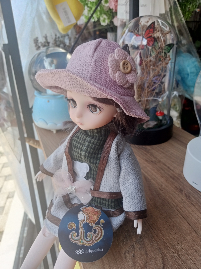 Pembe şapkalı oyuncak bebek 