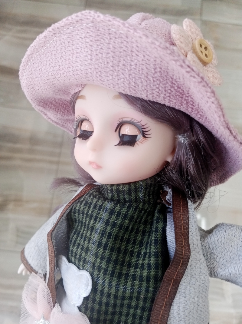 Pembe şapkalı oyuncak bebek 