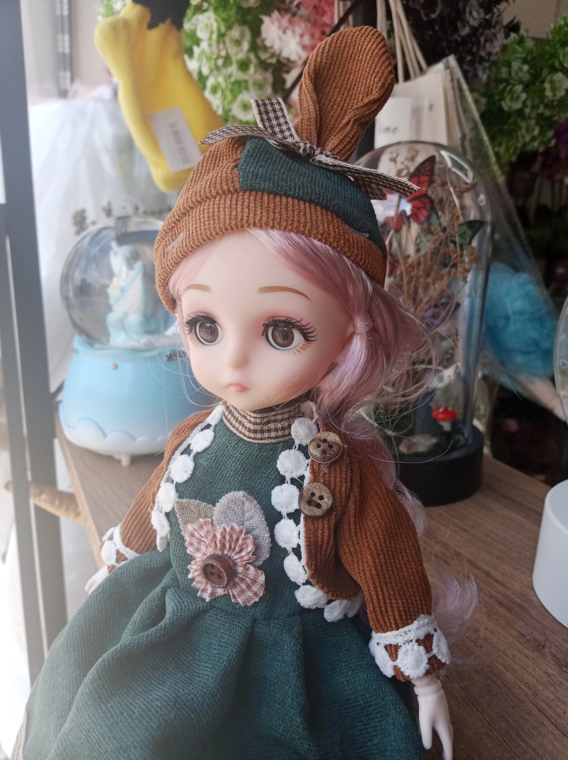 Yeşil elbiseli oyuncak bebek 