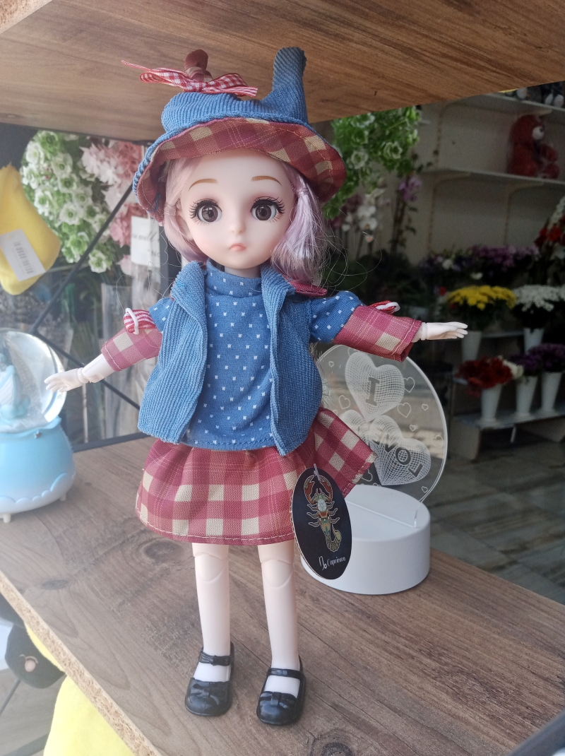 Mavi şapkalı Oyuncak bebek 